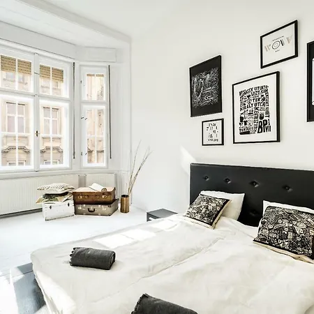 Bpr Pure White Art Budapest